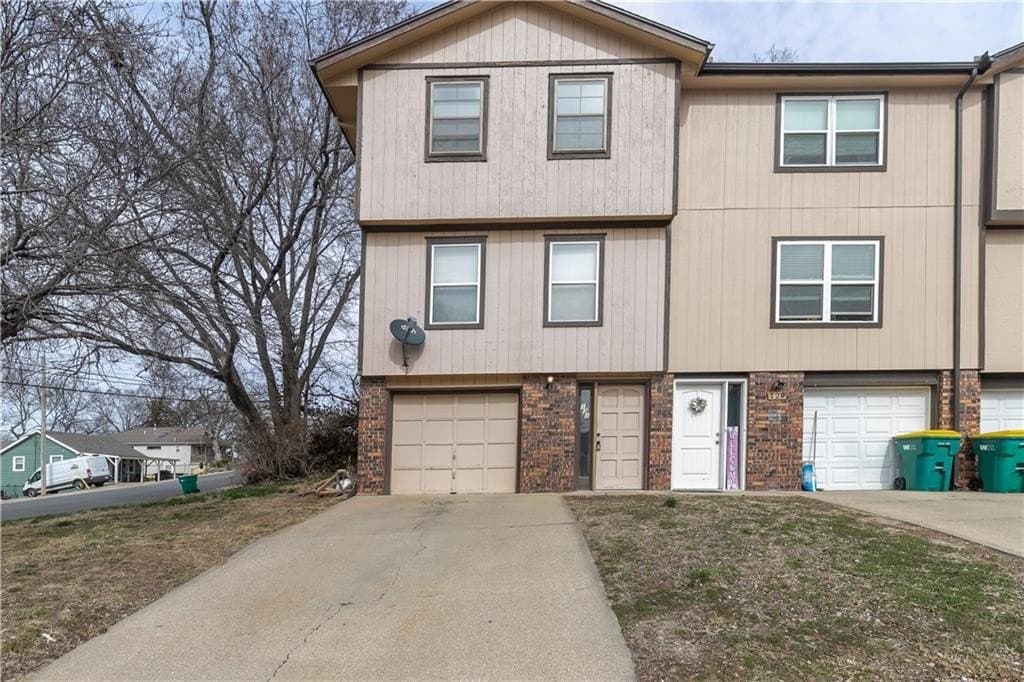 2 bedroom townhouse for sale at 131 Kindred Ave Bonner Springs - $190,000