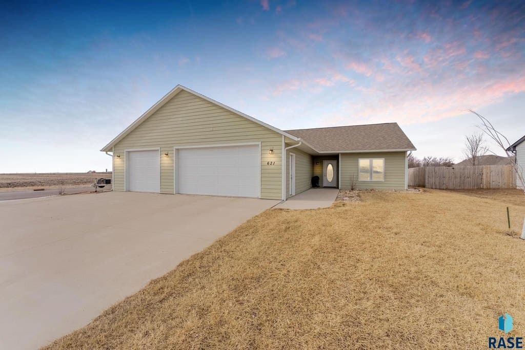 2 bedroom house for sale at 621 5th St Chancellor - $299,500
