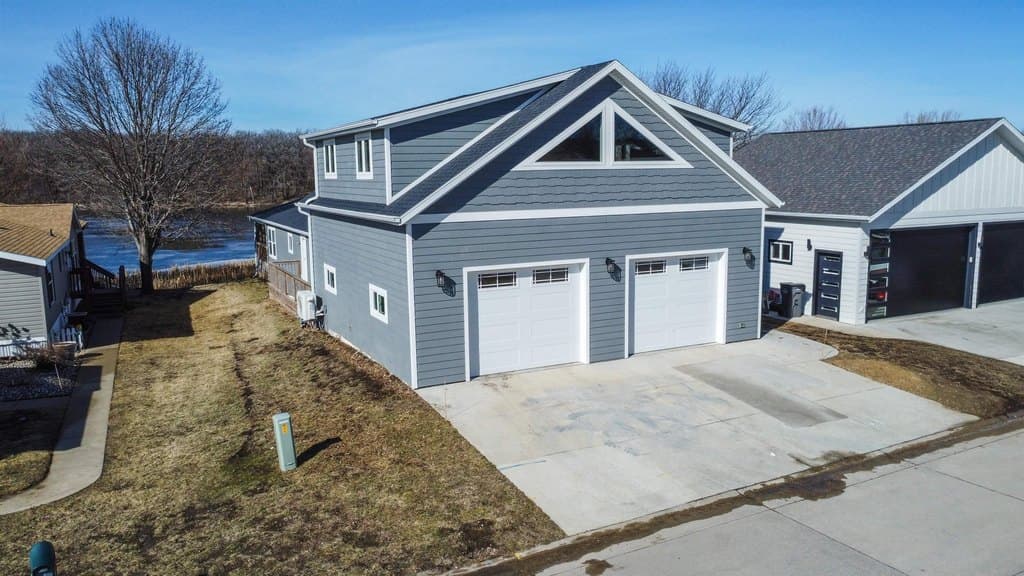 3 bedroom mobile home for sale at 711 Sunshine Run Arnolds Park - $628,000