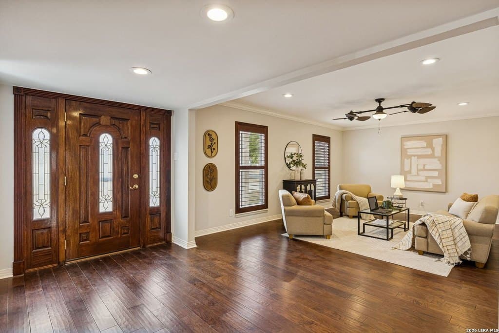 5 bedroom house for sale at 100 Lochaven Ln Castle Hills - $875,000