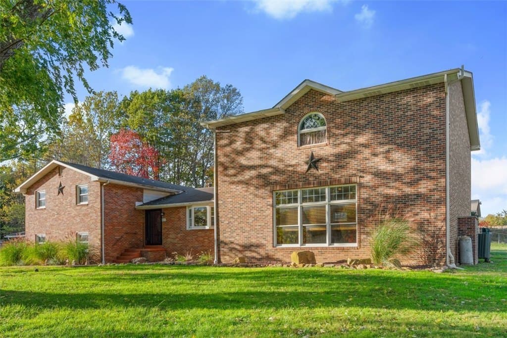 5 bedroom house for sale at 462 Fairlane Blvd Big Beaver - $499,000