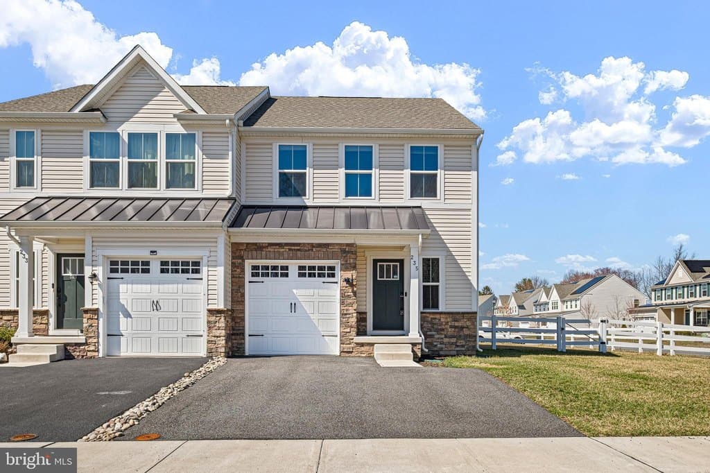 3 bedroom townhouse for sale at 235 Felix Dr Brookside - $539,900