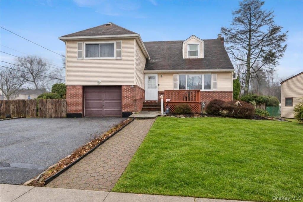 3 bedroom house for sale at 6 Gateway St Bethpage - $799,999