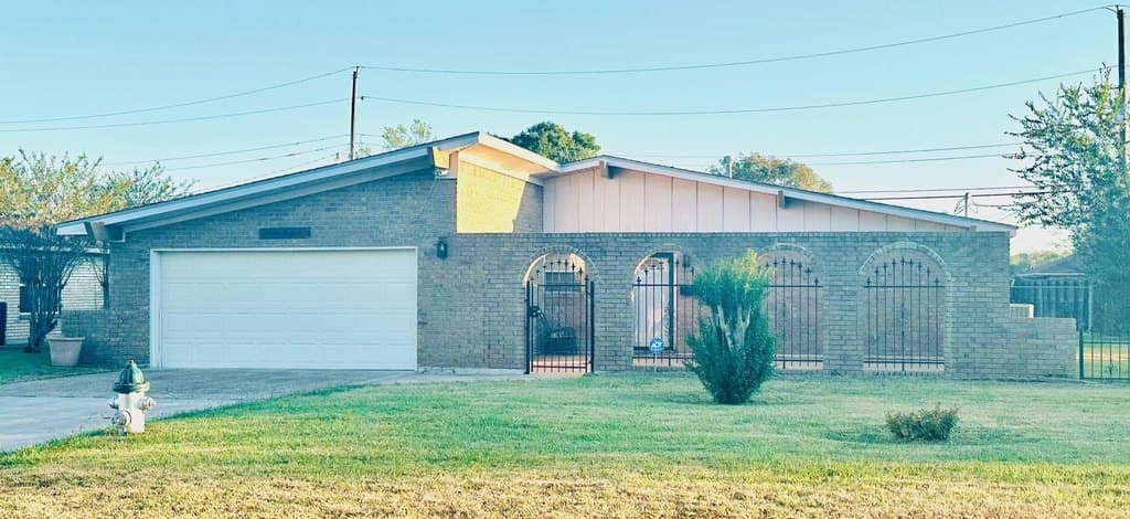 4 bedroom house for sale at 1895 Lucille St Beaumont 77705 - $129,900