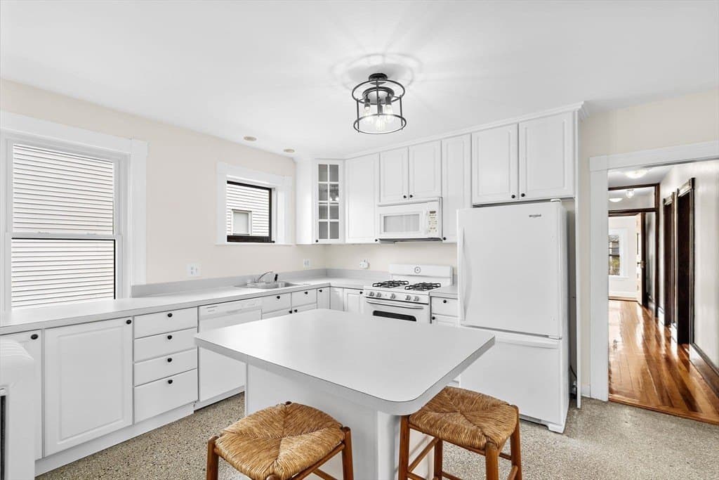 3 bedroom condo for sale at 15 Hull St Unit 2 Belmont 02478 - $695,000