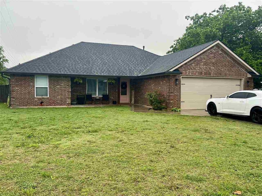 3 bedroom house for sale at 509 G St Elgin 73538 - $235,000