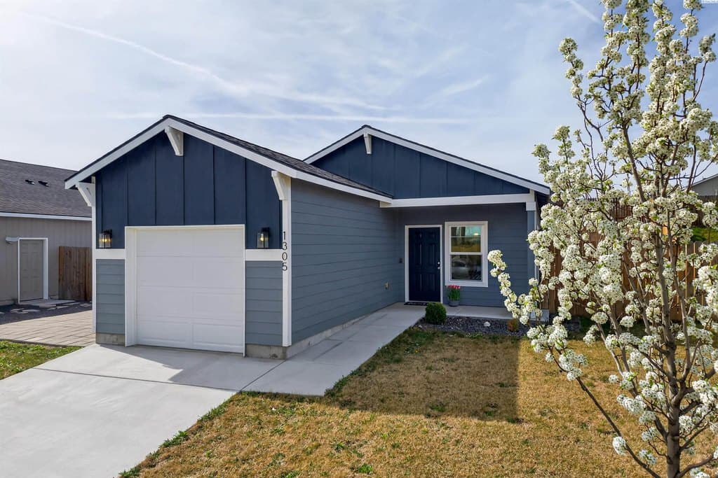 3 bedroom house for sale at 1305 12th St Benton City - $349,900