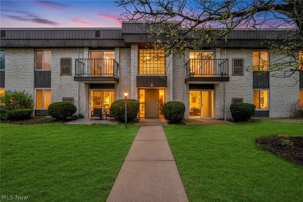 2 bedroom condo for sale at 8583 N Akins Rd Apt 202 North Royalton 44133 - $110,000