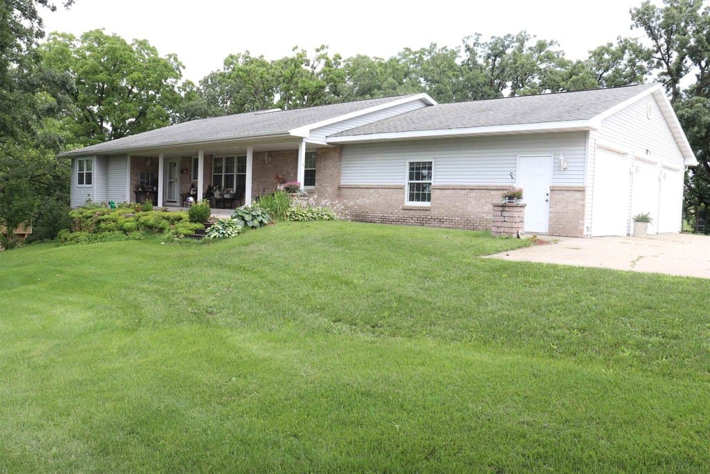 3 bedroom house for sale at 10538 W Erbe Rd Blue Mounds - $1,075,000