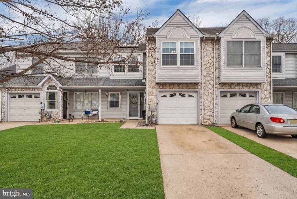 3 bedroom townhouse for sale at 360 Lake Side Dr Beckett - $349,999