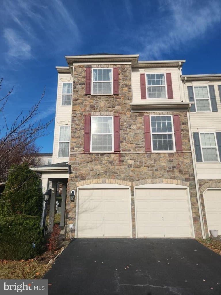 4 bedroom townhouse for sale at 25119 Hummocky Ter Stone Ridge 20105 - $769,000