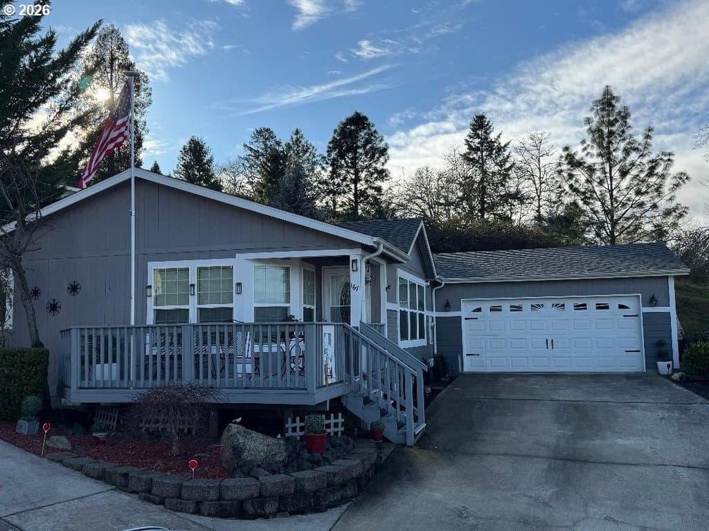 2 bedroom mobile home for sale at 167 Kimberly Way Canyonville - $125,000