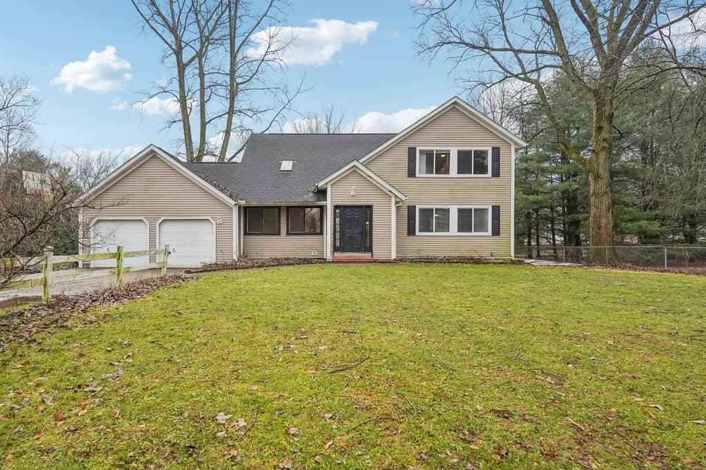 3 bedroom house for sale at 749 Carryback Dr SW Beechwood Trails - $409,900