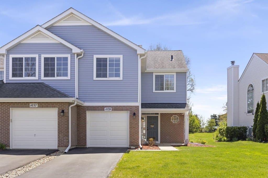 2 bedroom townhouse for sale at 1039 Ripple Ridge Dr Darien 60561 - $345,000