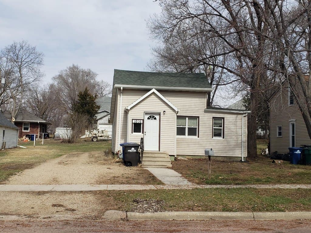 3 bedroom house for sale at 1016 W 3rd Ave Mitchell 57301 - $99,900