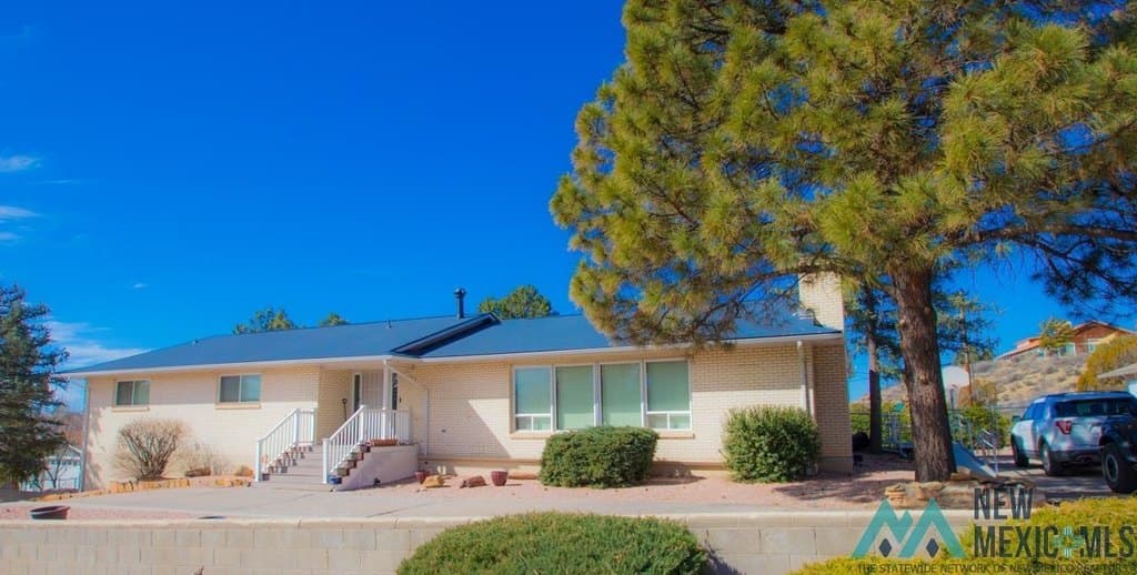 4 bedroom house for sale at 1510 S Grandview Dr Gallup 87301 - $445,000