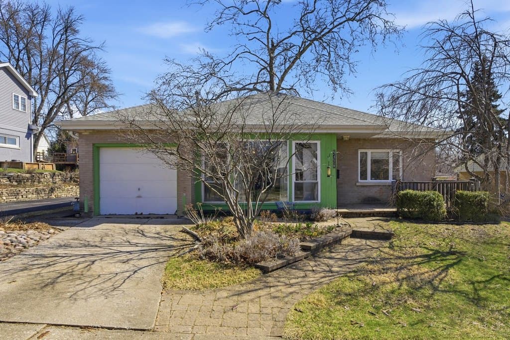 3 bedroom house for sale at 5429 Benton Ave Downers Grove 60515 - $385,000