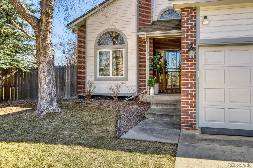5 bedroom house for sale at 3210 Arbutus St Applewood - $997,000