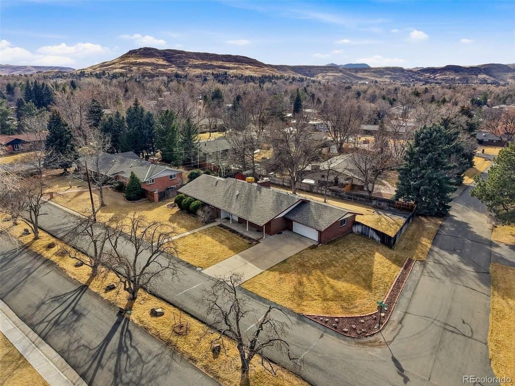 4 bedroom house for sale at 3095 Crabapple Rd Applewood - $1,225,000