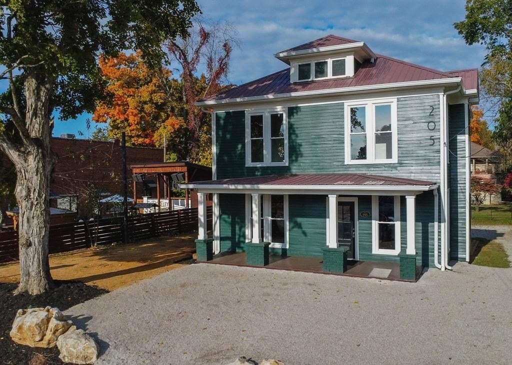 4 bedroom house for sale at 205 Broadway St Cave City - $299,500