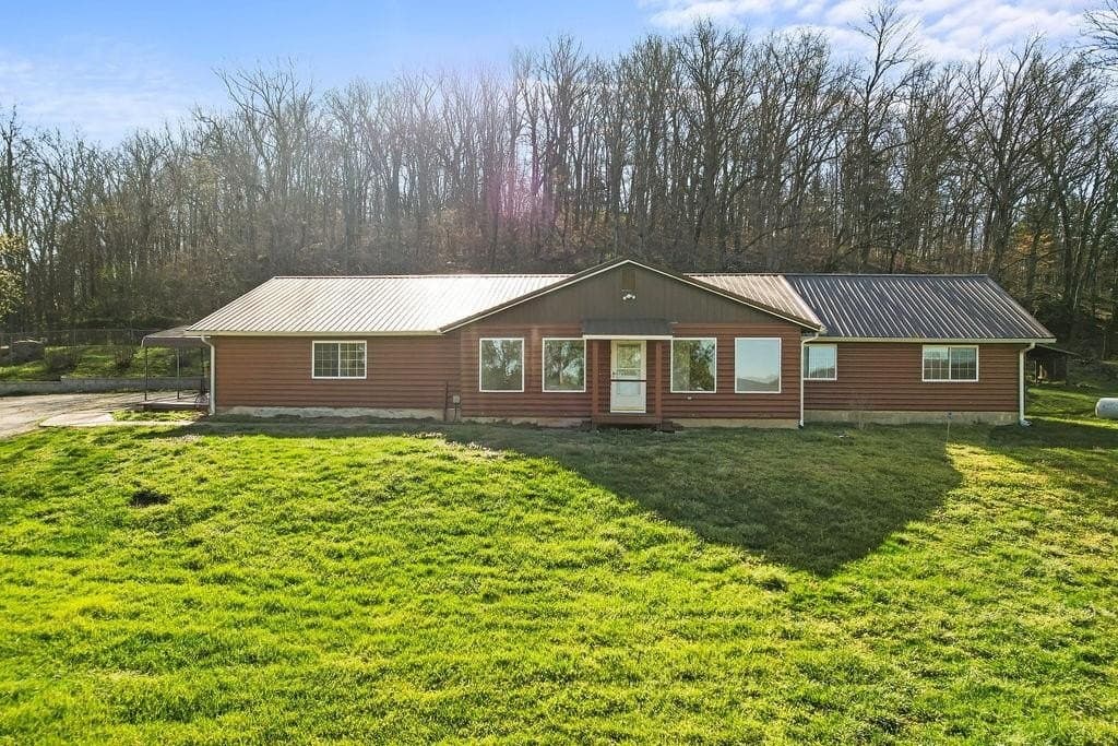 4 bedroom house for sale at 10910 S Whitehouse Rd Fayetteville - $482,000