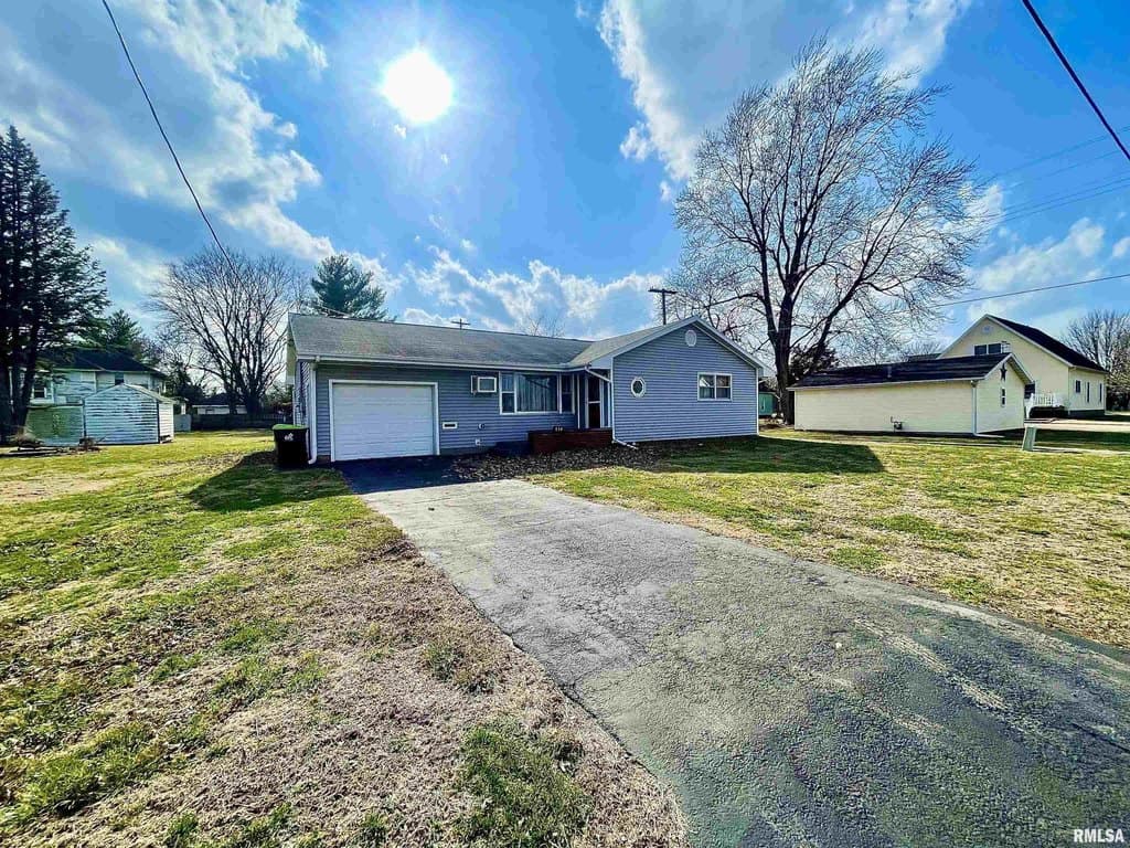 2 bedroom house for sale at 134 W Osborne St Bushnell - $89,000