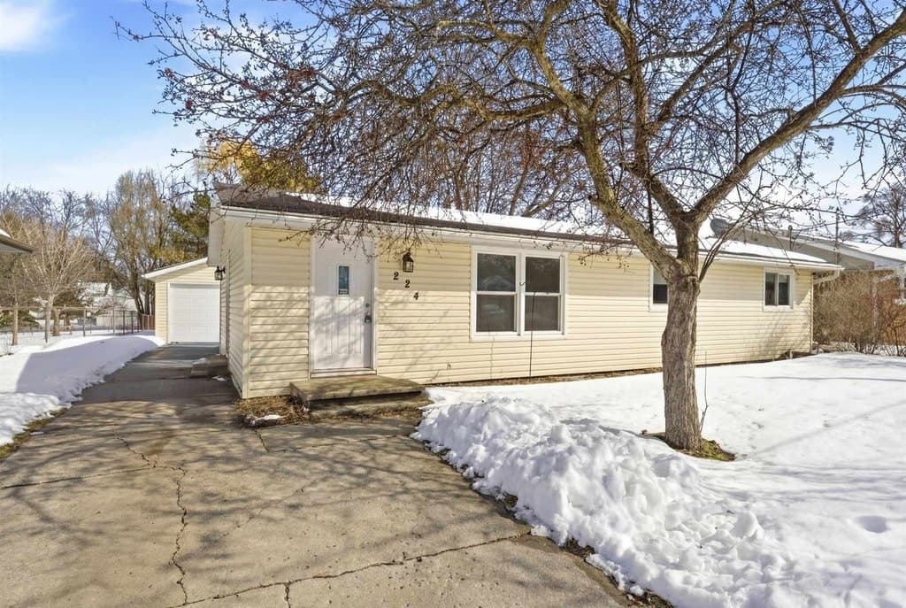4 bedroom house for sale at 224 S Telulah Ave Appleton - $145,900