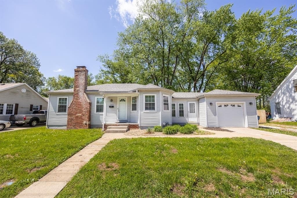 2 bedroom house for sale at 1213 Portland Ave Collinsville 62234 - $164,900