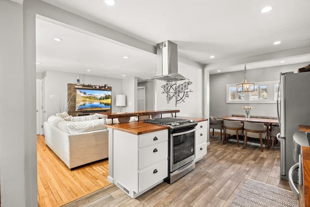 3 bedroom house for sale at 82 Canton St Stoughton 02072 - $659,999