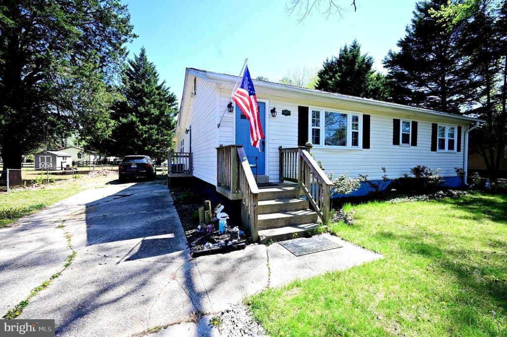 4 bedroom house for sale at 40070 Beach Dr Golden Beach 20659 - $360,000