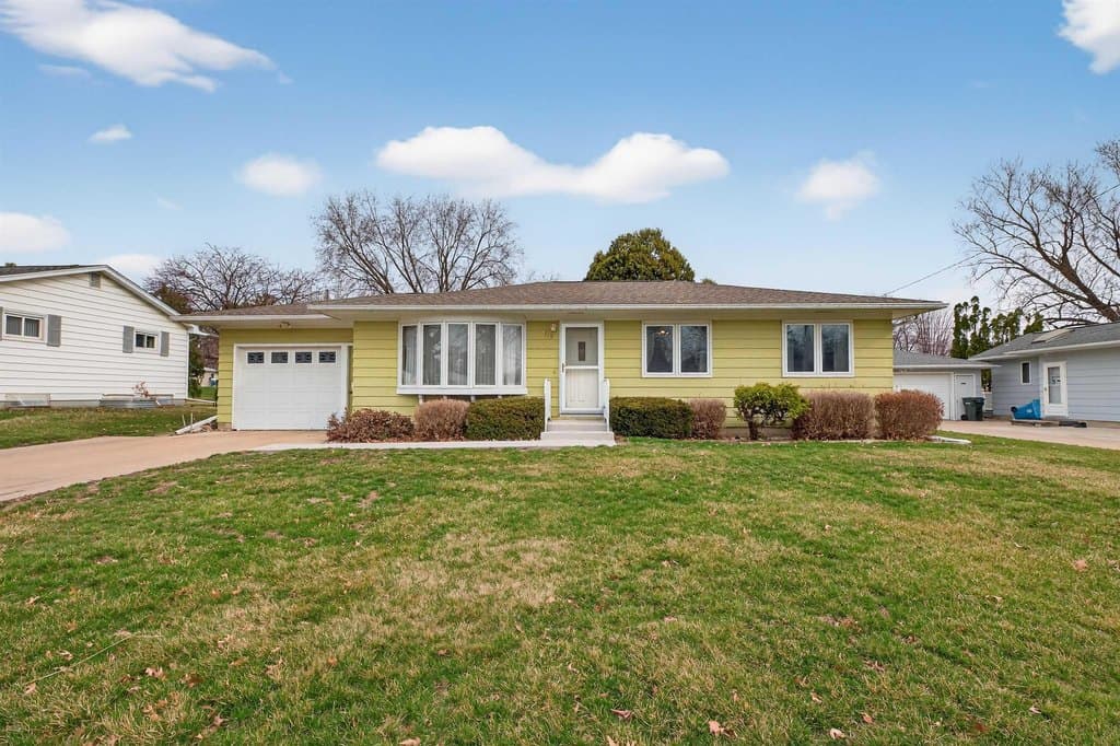 3 bedroom house for sale at 1729 Liberty Ave Waterloo 50702 - $189,900