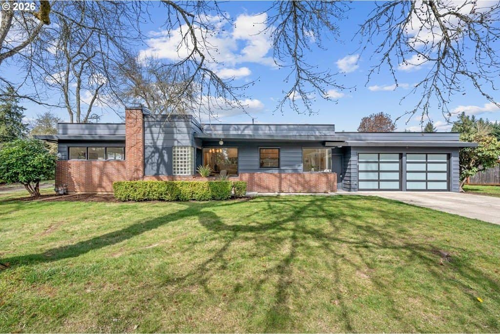 3 bedroom house for sale at 2607 SE Vineyard Way Milwaukie 97267 - $999,000