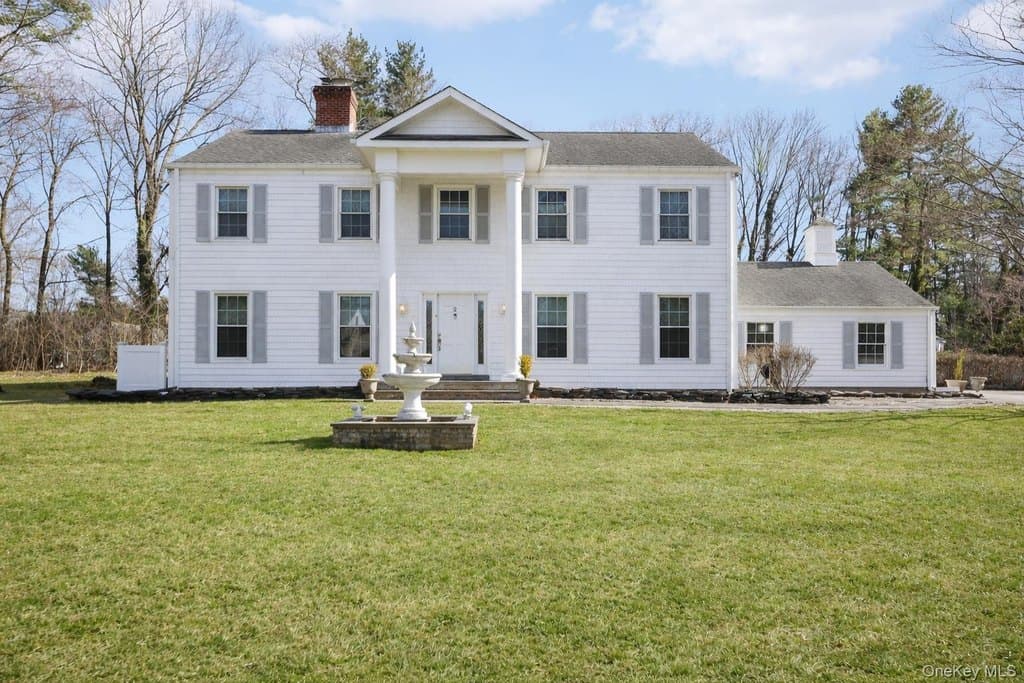 5 bedroom house for sale at 2 Three Pond Rd Smithtown 11787 - $1,499,000