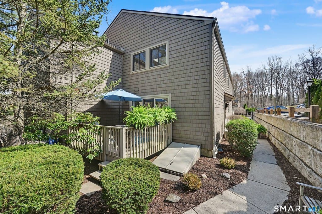 2 bedroom townhouse for sale at 42 Powder Mill Rd Unit B Oronoque 06614 - $389,000