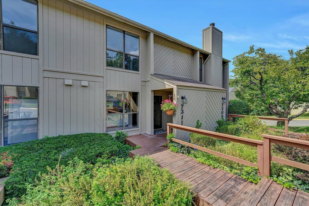 3 bedroom townhouse for sale at 7311 Maple Ct Cave Spring - $255,000