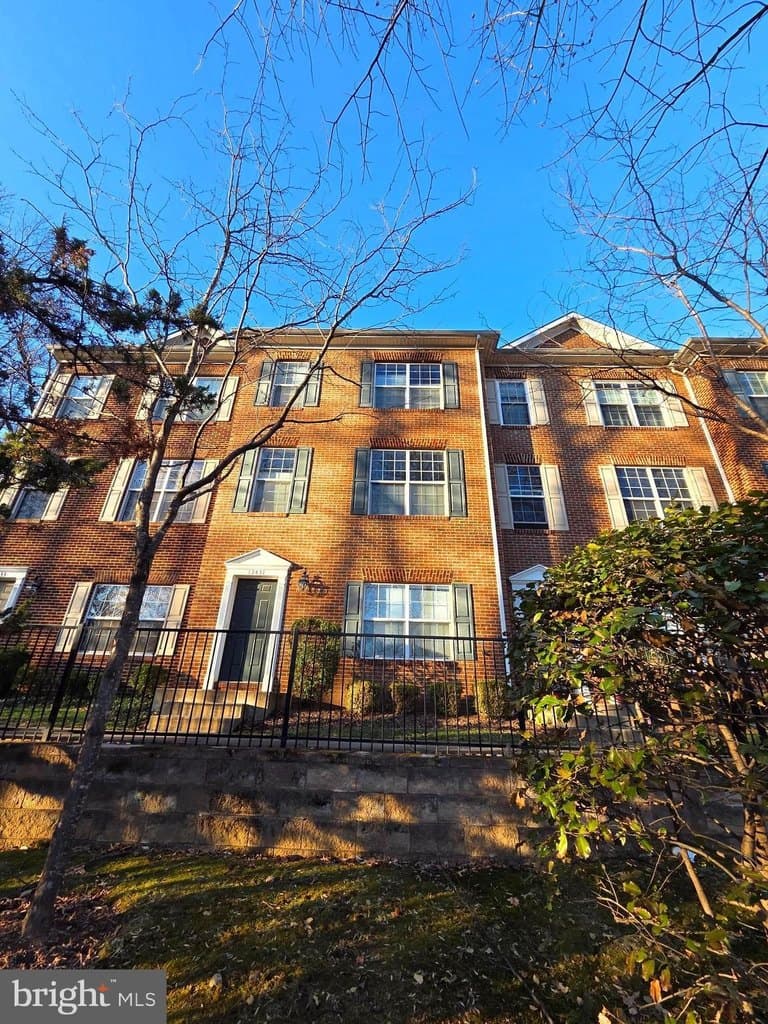 4 bedroom townhouse for sale at 12431 Oak Rail Ln Fairfax 22033 - $695,000