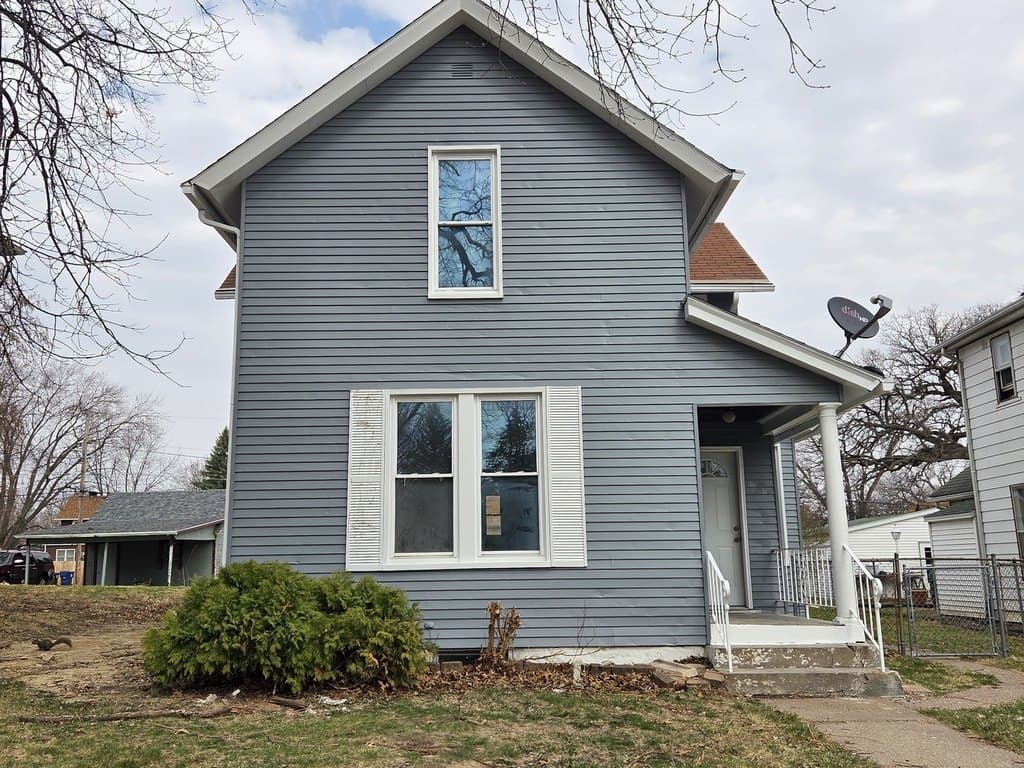 3 bedroom house for sale at 916 E 14th St Davenport 52803 - $120,000