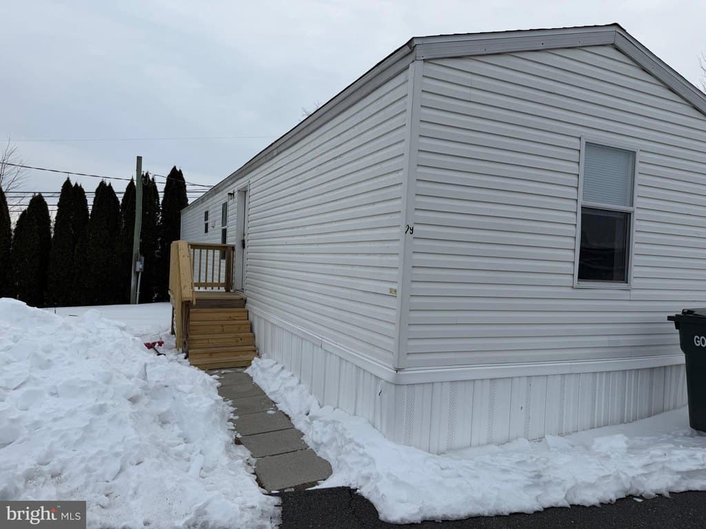 3 bedroom mobile home for sale at 29 Hilltop Ave Akron - $67,000