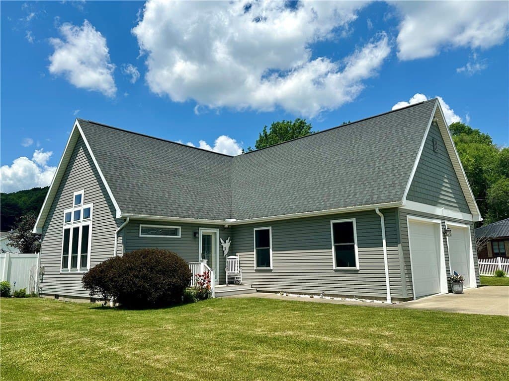 2 bedroom house for sale at 187 Seaward Ave Bradford - $289,000