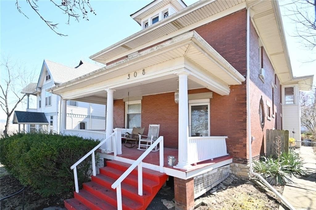 5 bedroom house for sale at 308 R St Atchison - $260,000