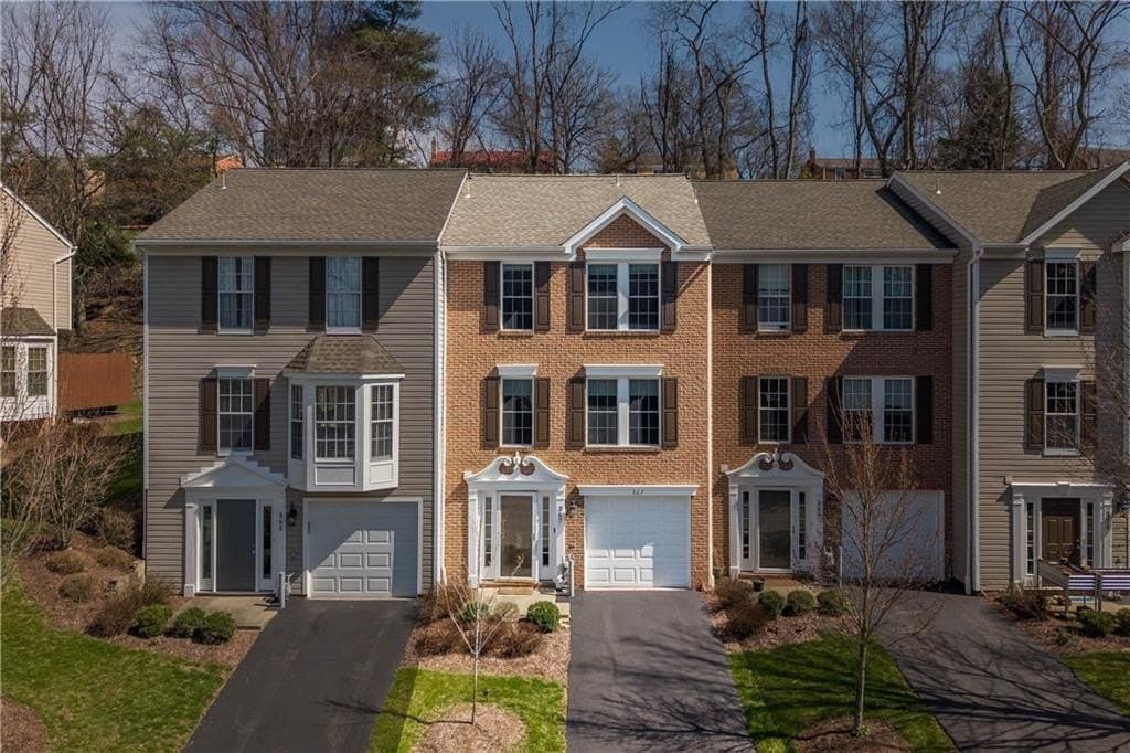 3 bedroom townhouse for sale at 367 Murrays Ln Castle Shannon - $239,900