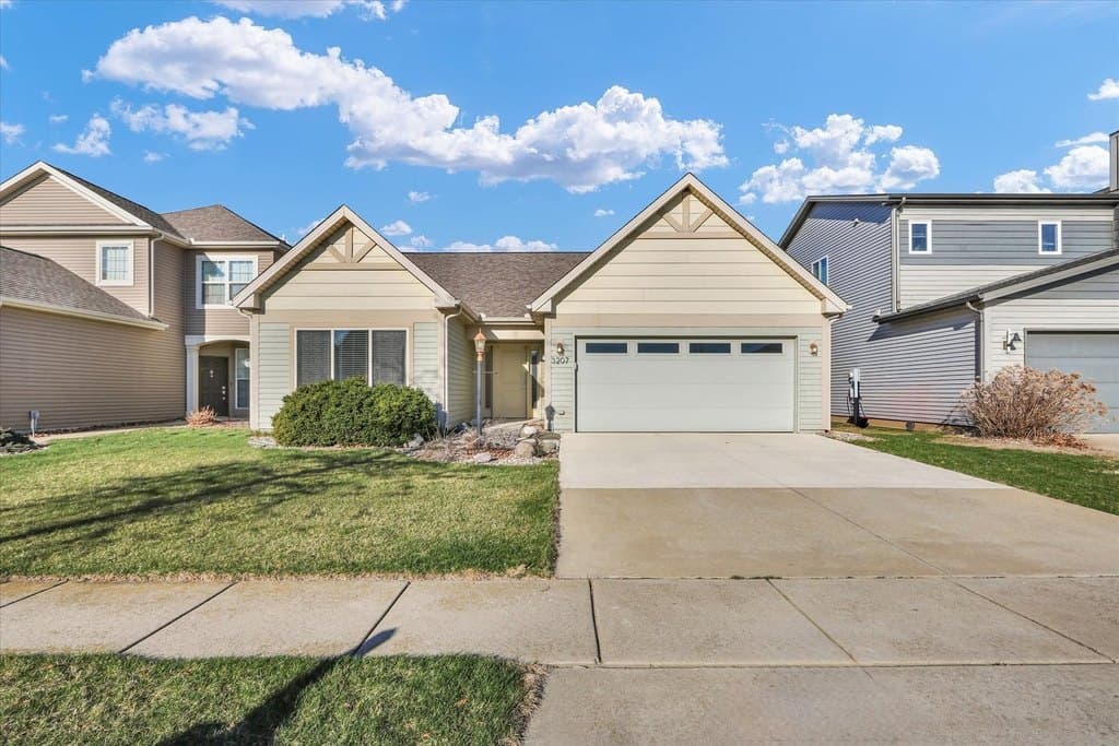 3 bedroom house for sale at 3207 Stanley Ln Champaign - $289,000
