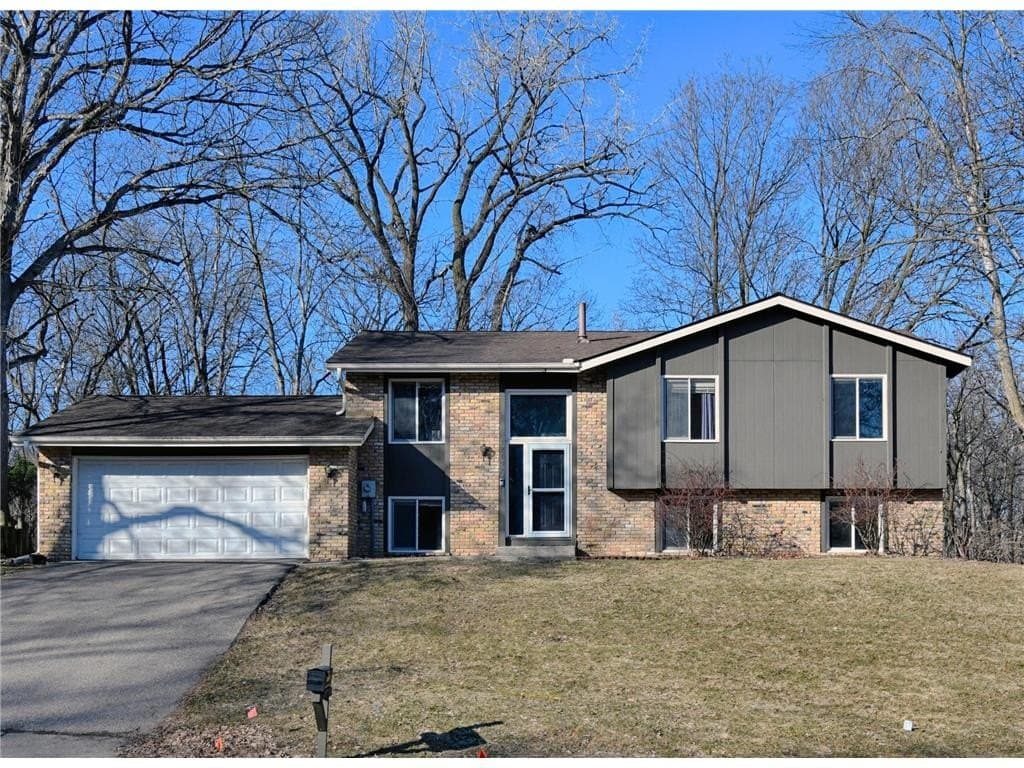 5 bedroom house for sale at 12102 Red Oak Ct S Burnsville 55337 - $425,000