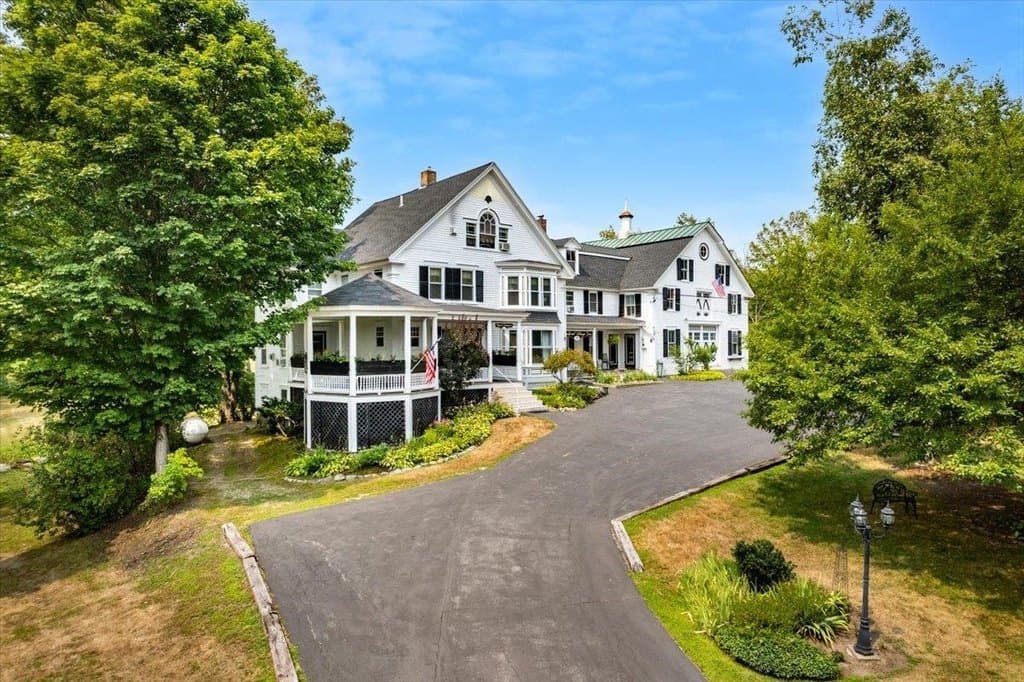 8 bedroom house for sale at 5 Greenhouse Ln Bradford - $1,300,000