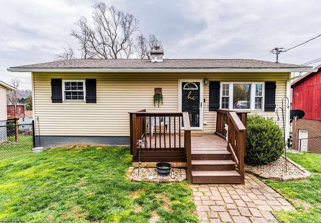 3 bedroom house for sale at 1032 Montrose Ave Morgantown 26505 - $199,999