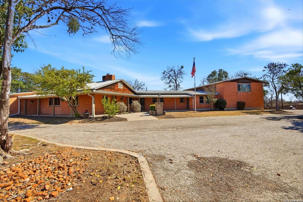 5 bedroom house for sale at 222 Herweck Dr Castle Hills - $579,000