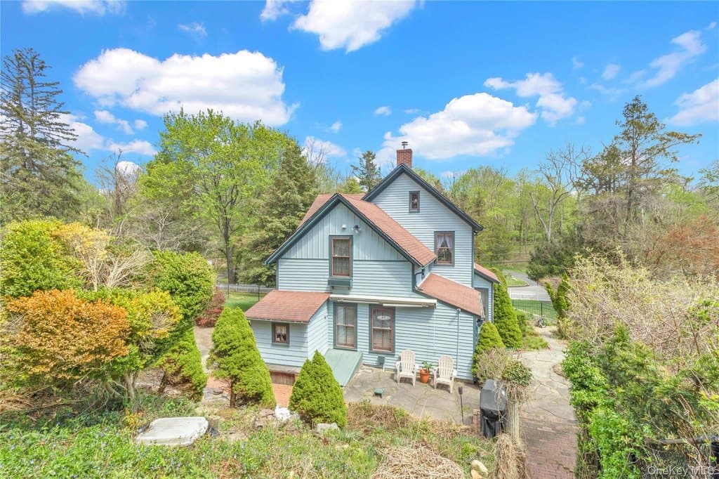 4 bedroom house for sale at 210 Old Town Rd Setauket-East Setauket 11733 - $819,000