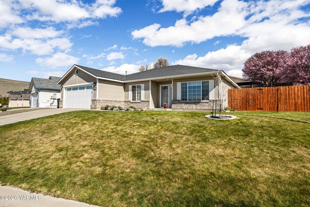 3 bedroom house for sale at 607 Tumac Dr Yakima - $399,000