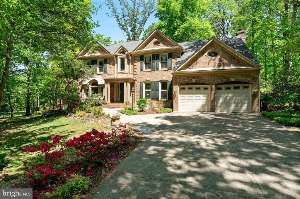 4 bedroom house for sale at 12760 Quarterhorse Ln Lake Ridge 22192 - $950,000