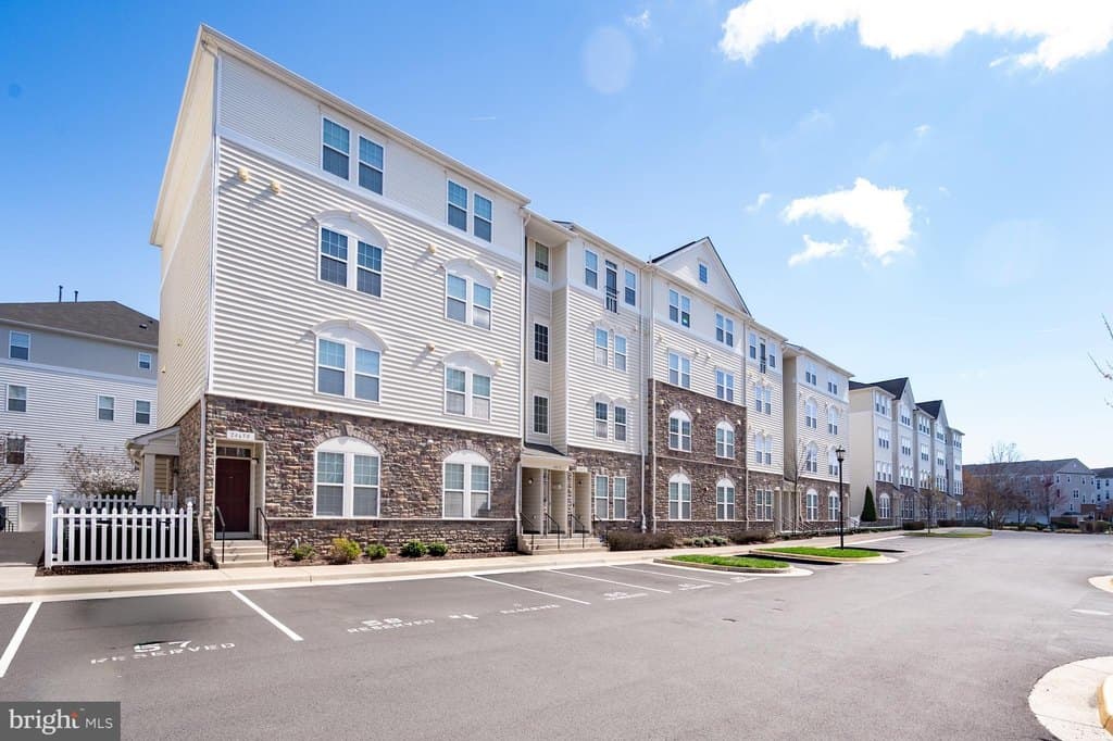 3 bedroom condo for sale at 24672 Byrne Meadow Sq Aldie - $450,000